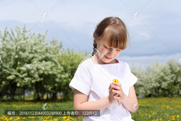春天公園里的小女孩