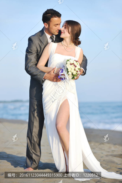 日落時(shí)的浪漫海灘婚禮