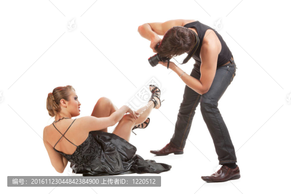 年輕的成年女性模特和攝影師。