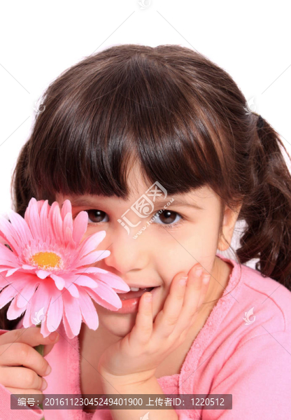 可愛的小四歲女孩與雛菊