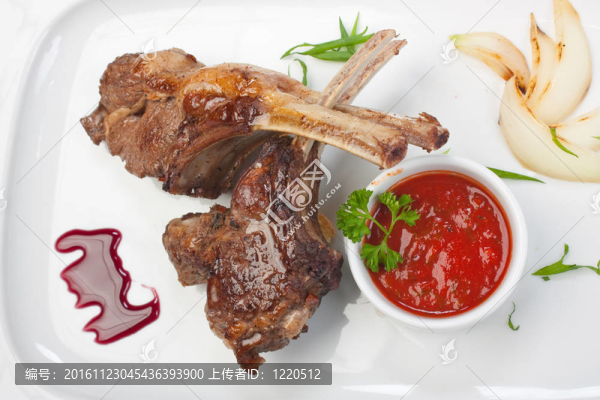 烤肉和香料的菜肴