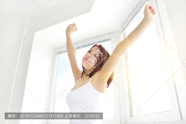 女孩在早上伸展