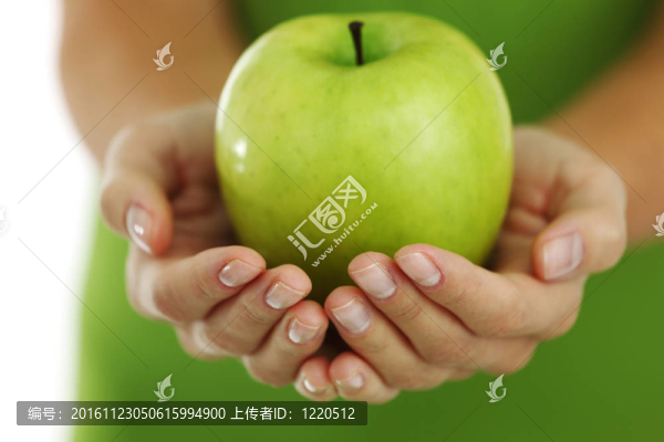 女人手上的蘋(píng)果