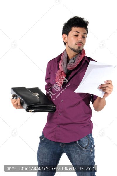帶公文包的年輕商人