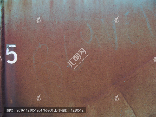 生銹的金屬表面與藍(lán)色和白色數(shù)字5