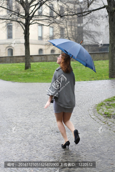 女人在雨中奔跑