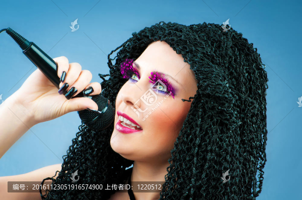 流行歌手演唱這首歌