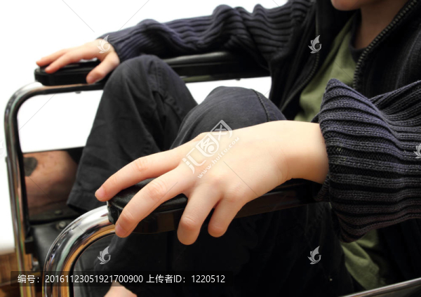 孩子坐在輪椅上