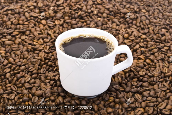 咖啡豆中的一杯咖啡