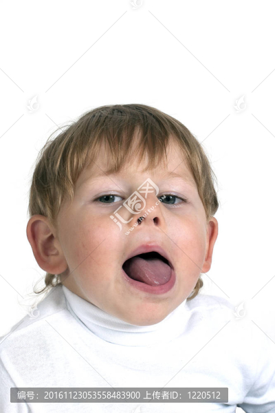 微笑的三歲男孩伸出舌頭