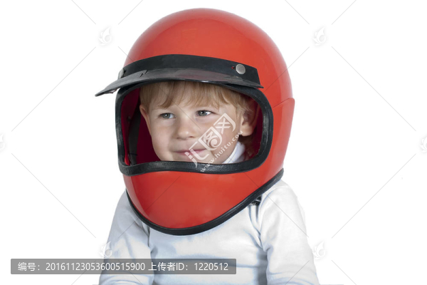 頭上戴著摩托車頭盔的小男孩