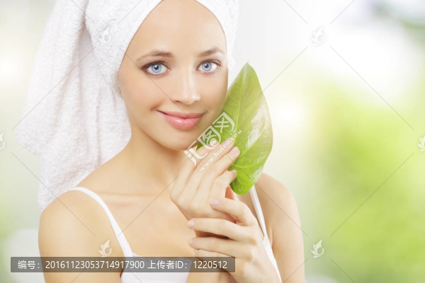 背景上有綠葉的女孩