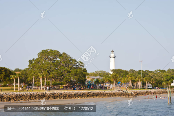 許多人在海岸公園與燈塔