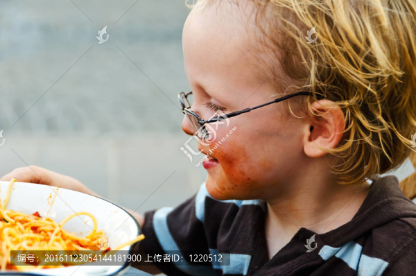 孩子和面食