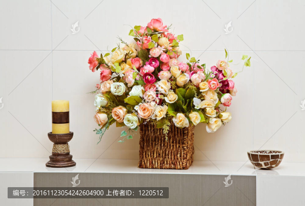 人造花花束花瓶組成的籬笆