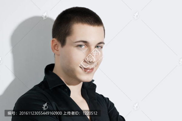 英俊的年輕人
