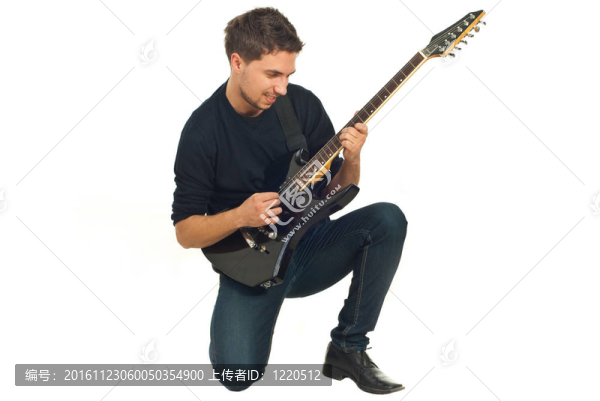 帶有電子吉他的休閑男子