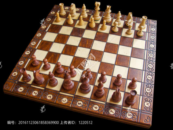 木制的白色和棕色的棋盤(pán)對(duì)準(zhǔn)件；孤立的黑色；一般的看法