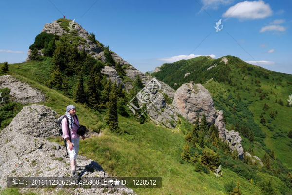在喀爾巴阡山脈徒步旅行；R