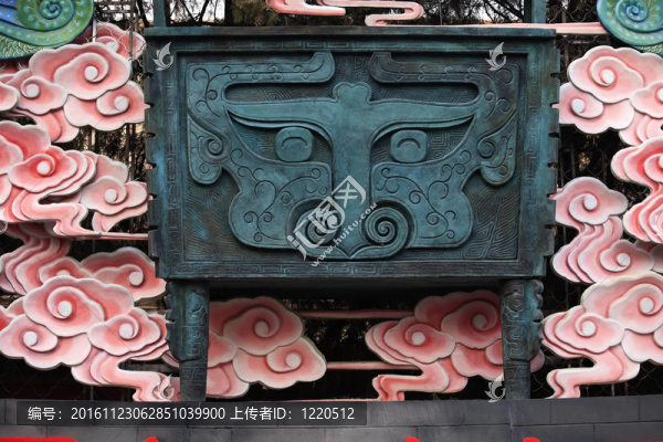 古代青銅器紋飾的裝飾牛春節(jié)地壇公園中國北京。在農(nóng)歷新年期間；在中國眾多的公園和寺廟有大型戶外活動；節(jié)