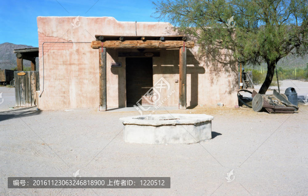 沙漠中的舊磚建筑