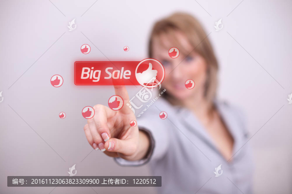 婦女按大銷售按鈕