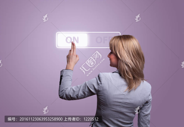 女性手按按鈕