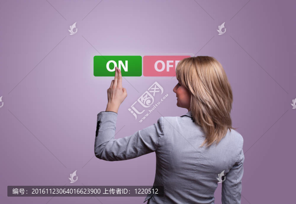 女性手按按鈕