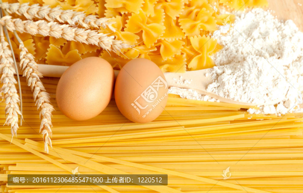 背景：吃通心粉；意大利面；雞蛋；面粉；小麥