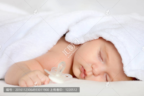 睡覺的小女孩
