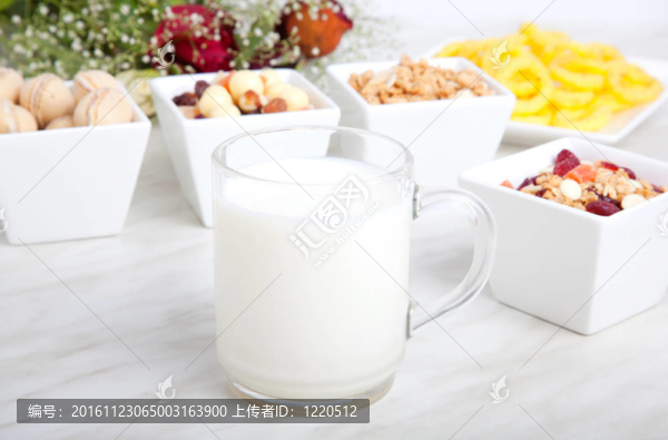 保健食品的早餐；用干果麥片產(chǎn)品；螺母；玉米片和一杯牛奶