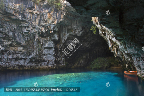 在Kefalonia,melissani湖沼洞穴