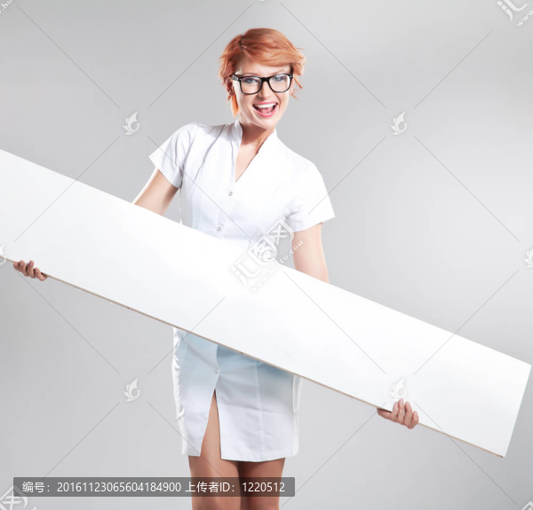微笑的女人抱著白板