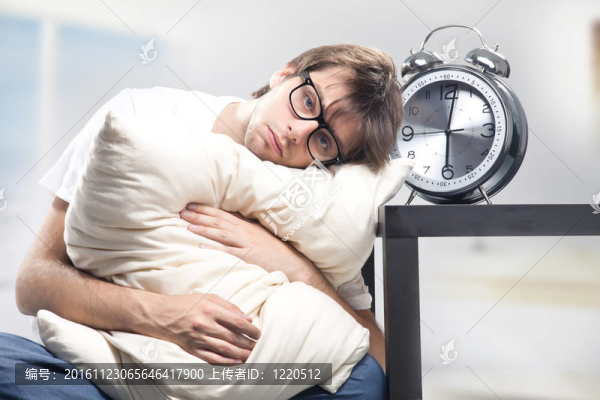 悲傷男子控股枕頭