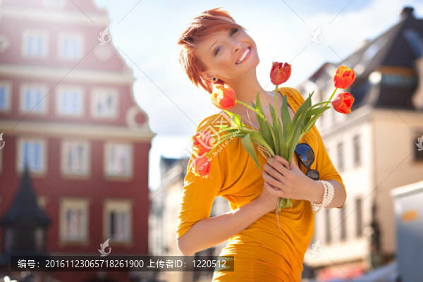一束花的快樂女人