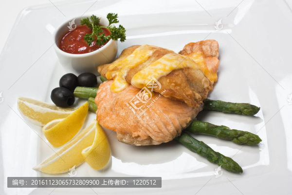 在糕點中烤的炒肉菜