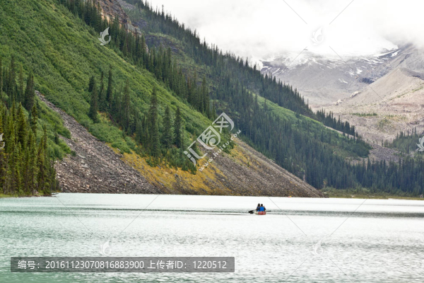 皮劃艇在壯麗的路易斯湖