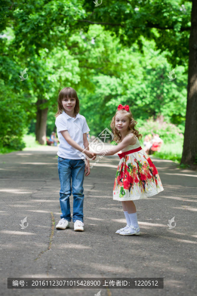 夏天在公園里散步的兩個(gè)孩子（男孩和女孩）。