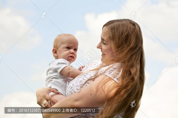 年輕女子與小男孩對抗藍天