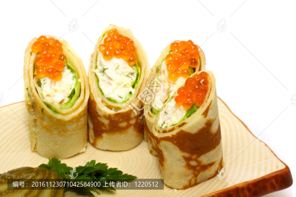 真希壽司卷由煙熏雞胸肉；奶酪；黃瓜和番茄里面。煎餅在。