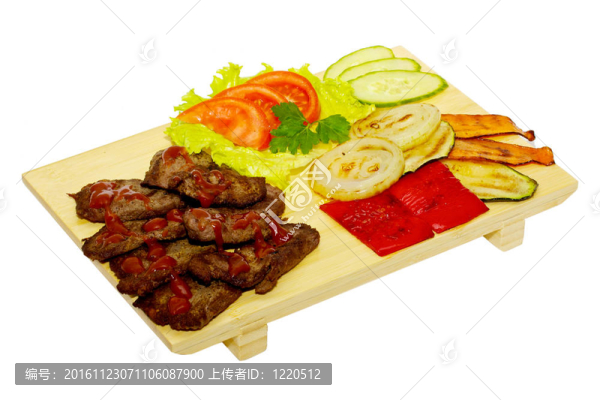 炒肉配油炸蔬菜沙拉