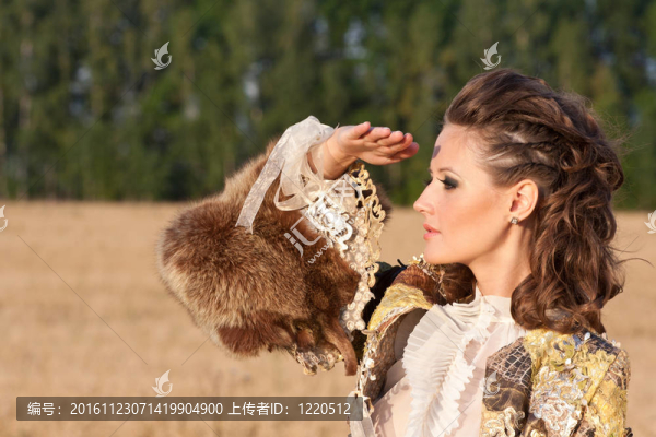 一個(gè)年輕女子向前看的畫(huà)面