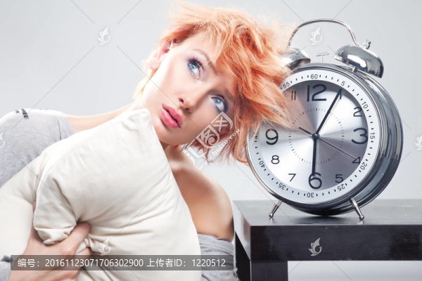 悲傷的女人早上坐在床上