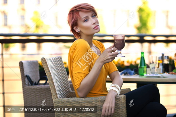 美麗的紅發(fā)女人喝咖啡的晴天