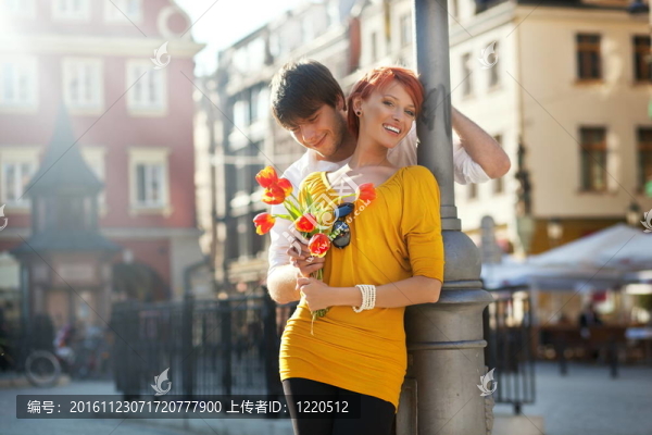 帶花的年輕夫婦；戶外活動(dòng)