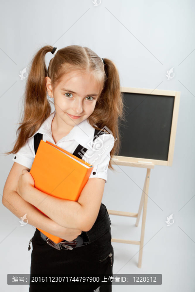 帶黃色書的學校女孩