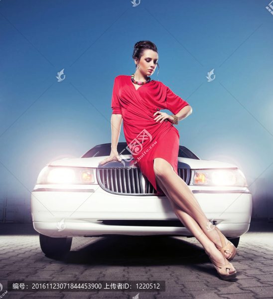 坐在豪華轎車前的性感女士
