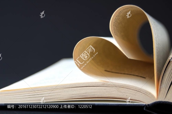 一本書的書頁彎曲成一顆心