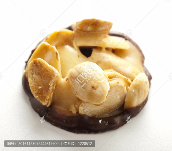 白色背景巧克力杏仁餅干