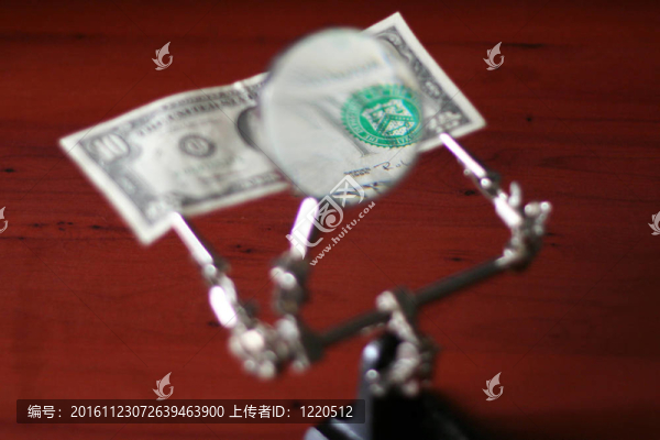 美元和放大鏡